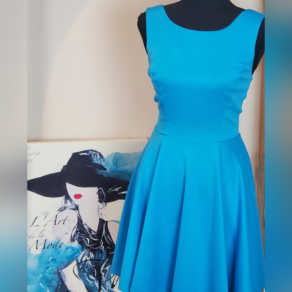 GUESS MINI CUT OUT DRESS ( SIZE XS)